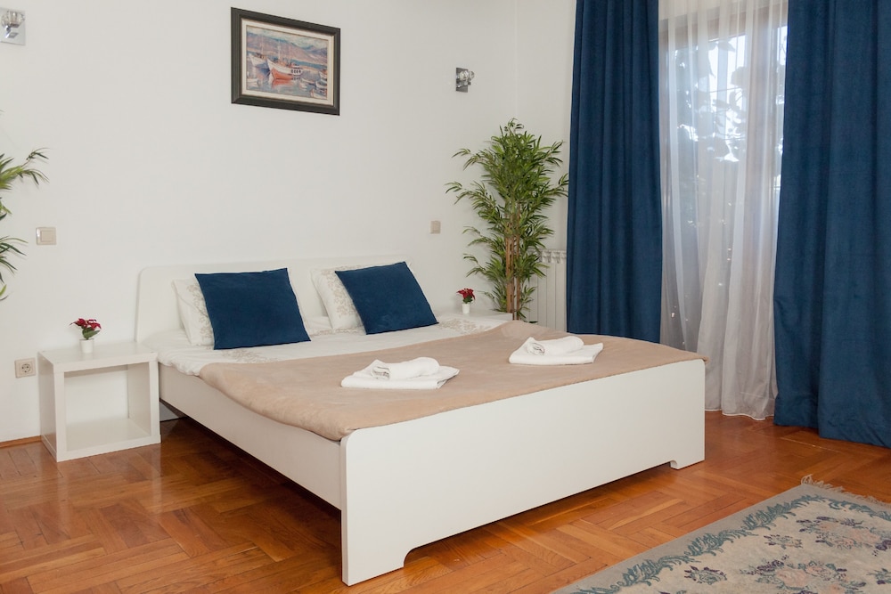Lady Room 3