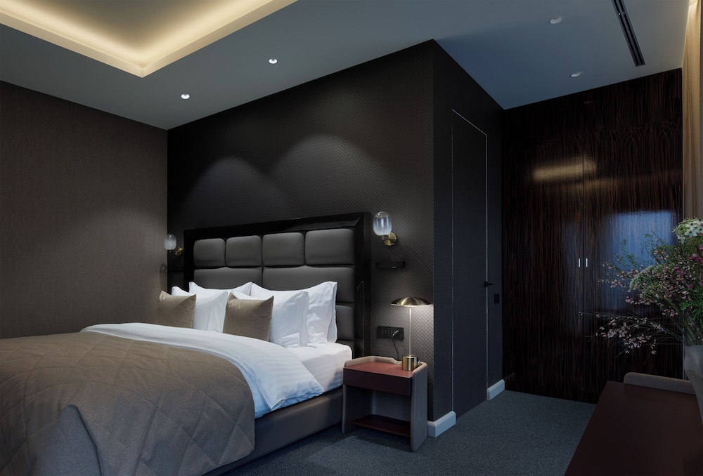 Diplomat Corner Suite