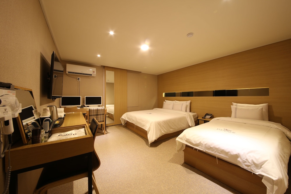 Premium Twin Room photo 3