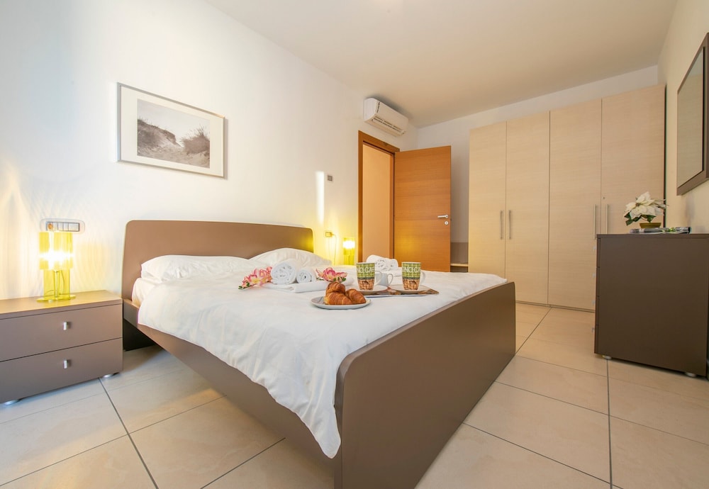 Family Apartment, Multiple Bedrooms, Lakeside (Vista di Maccagno Fantastico Pool)