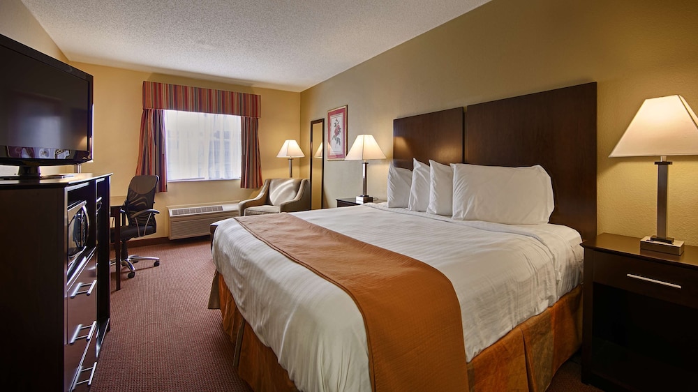 Standard Room, 1 King Bed, Non Smoking, Refrigerator & Microwave photo 3
