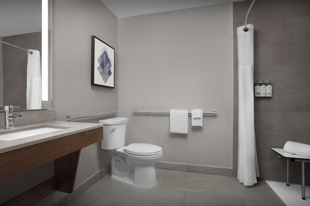 Studio, 2 Queen Beds, Roll-in Shower (Mobility Accessible) - Photo 4