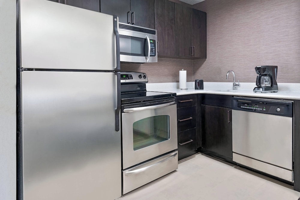 Suite, 2 Bedrooms, Smoking, Fireplace (Mobility/Hearing Access, Roll-in Shwr) - Photo 4