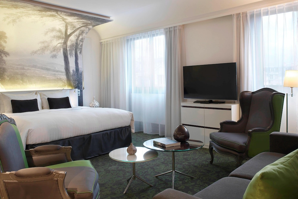 Junior Suite, 1 King Bed with Sofa bed, Tower photo 3