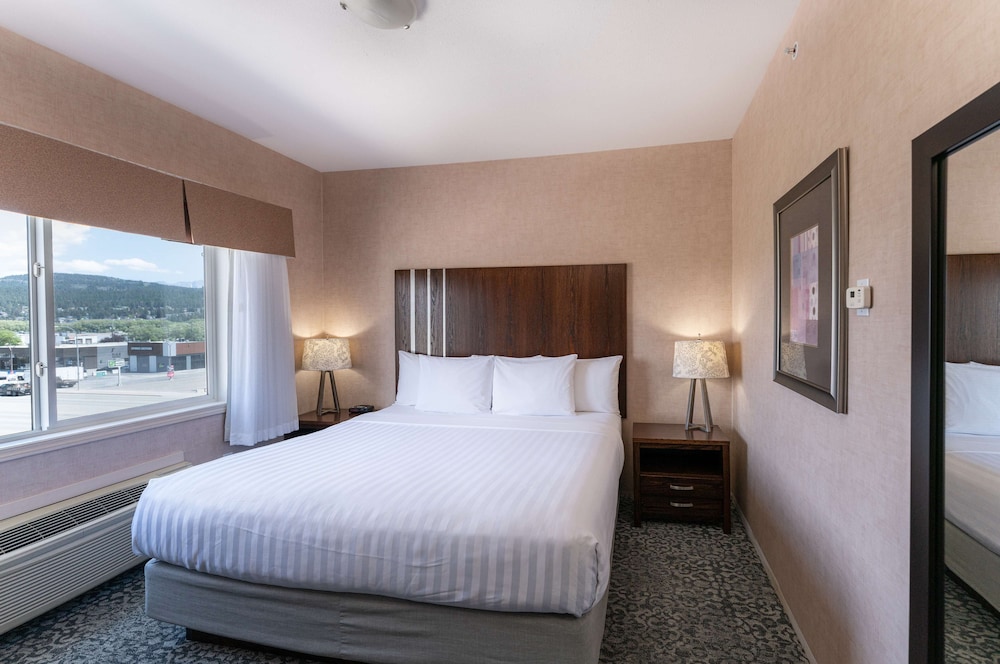 Executive Suite, 1 King Bed, Non Smoking, Kitchen photo 3