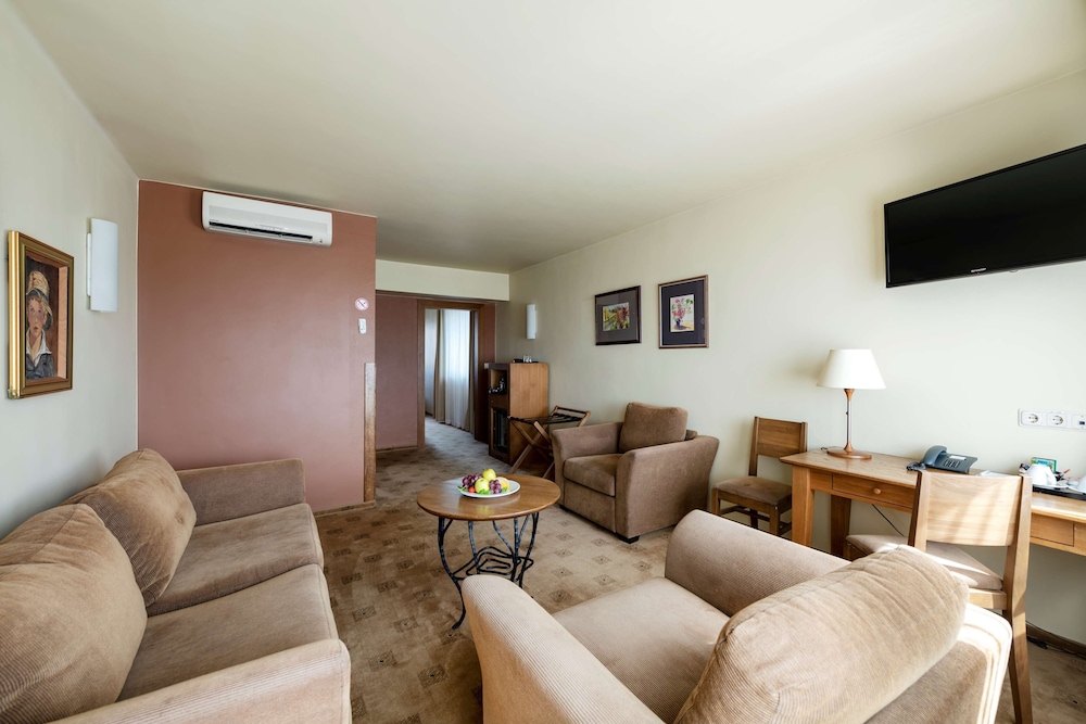 Suite, 1 Queen Bed, Non Smoking - Photo 1