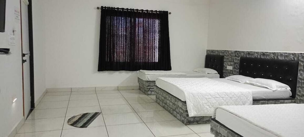 Six Bedded Room