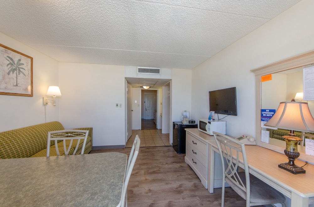 Suite, 1 Bedroom, Streetside photo 1