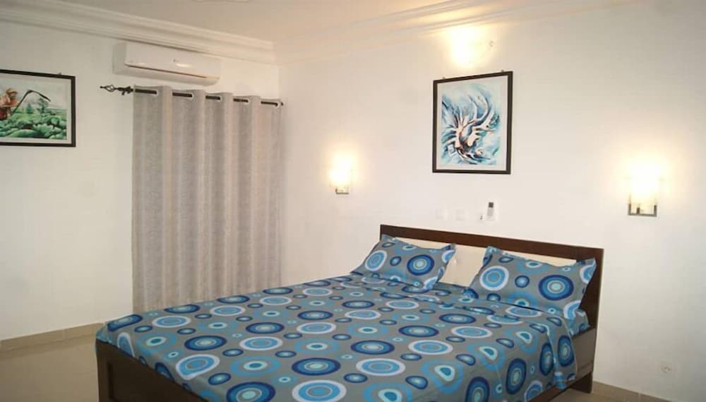 Comfort Room, Pool View (Montreal)
