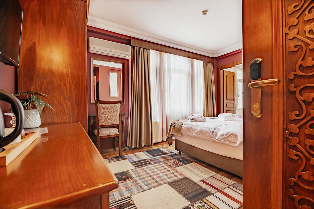 Superior Room, 1 King Bed, Garden View