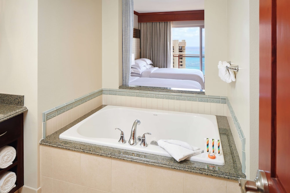 Suite, 3 Bedrooms, Accessible (Penthouse, Hearing, Roll-in Shower) thumbnail 6