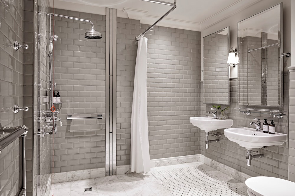 1 Queen Accessible Roll In Shower