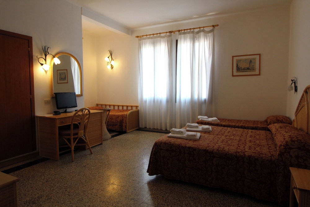 Classic Quadruple Room, City View photo 3