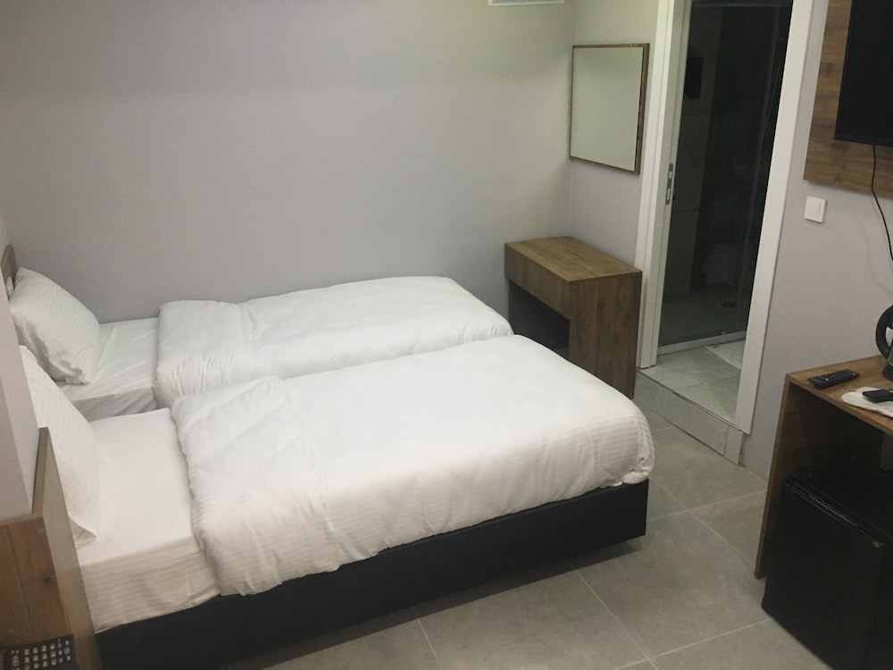 Economy Twin Room photo 2