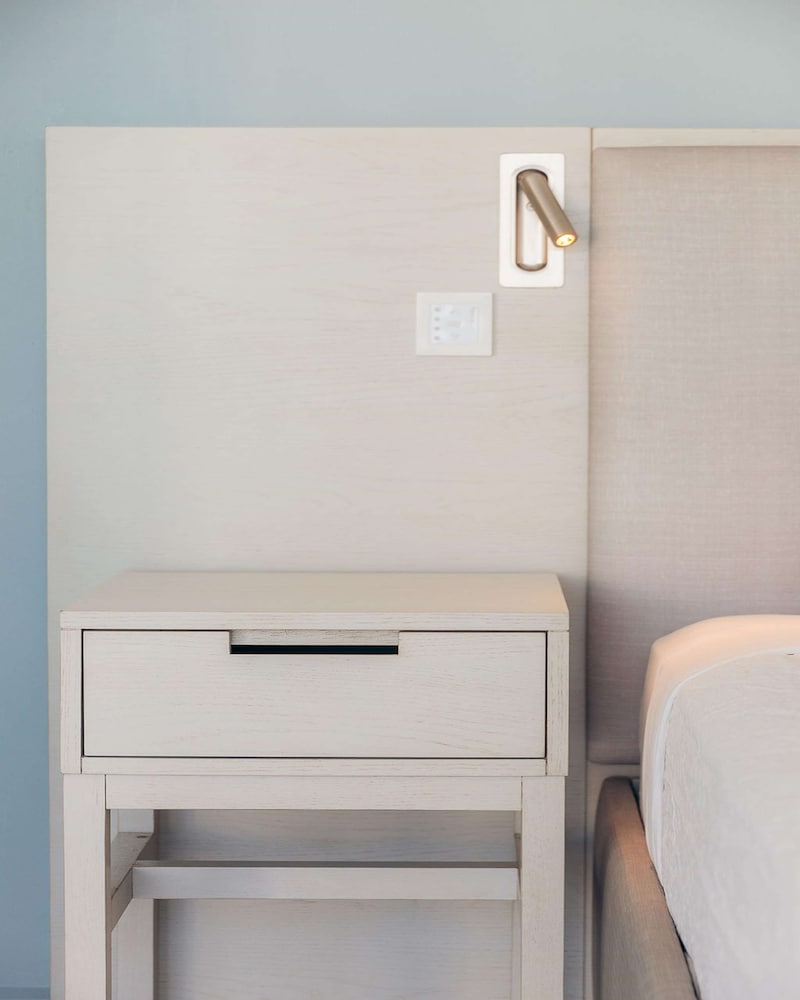 Suite, 1 Bedroom - Photo 2