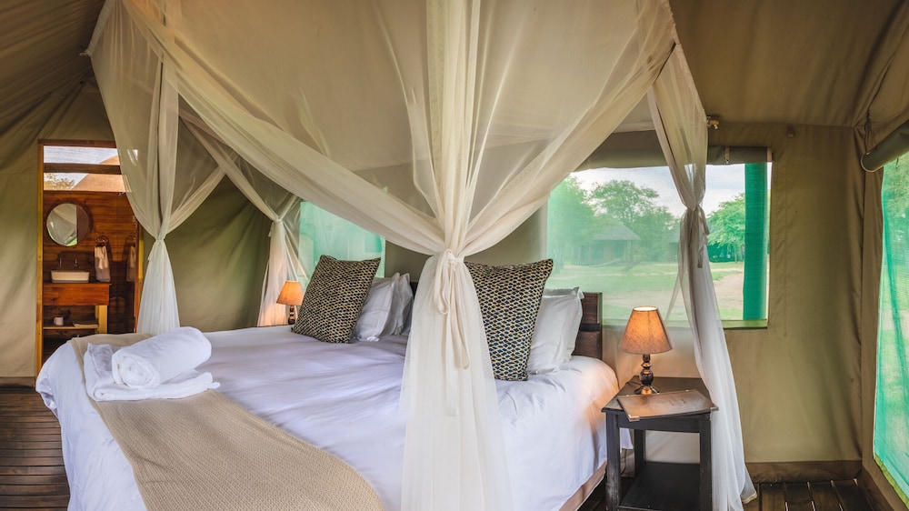 h) Safari Tent with en-suite Bathroom photo 2
