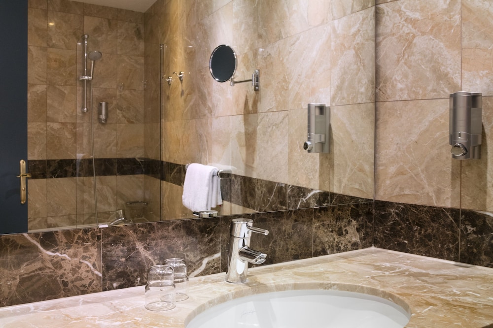 Standard Double Room, Bathtub
