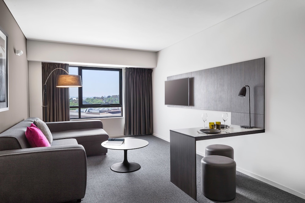 Premium One Bedroom Apartment (Weekly Housekeeping) - Photo 1