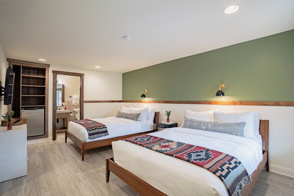 Superior Double Room, 2 Queen Beds, Mountain View - Photo 3