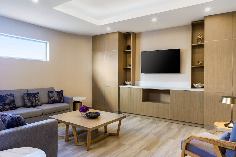 Signature Suite, 1 Bedroom - Photo 3