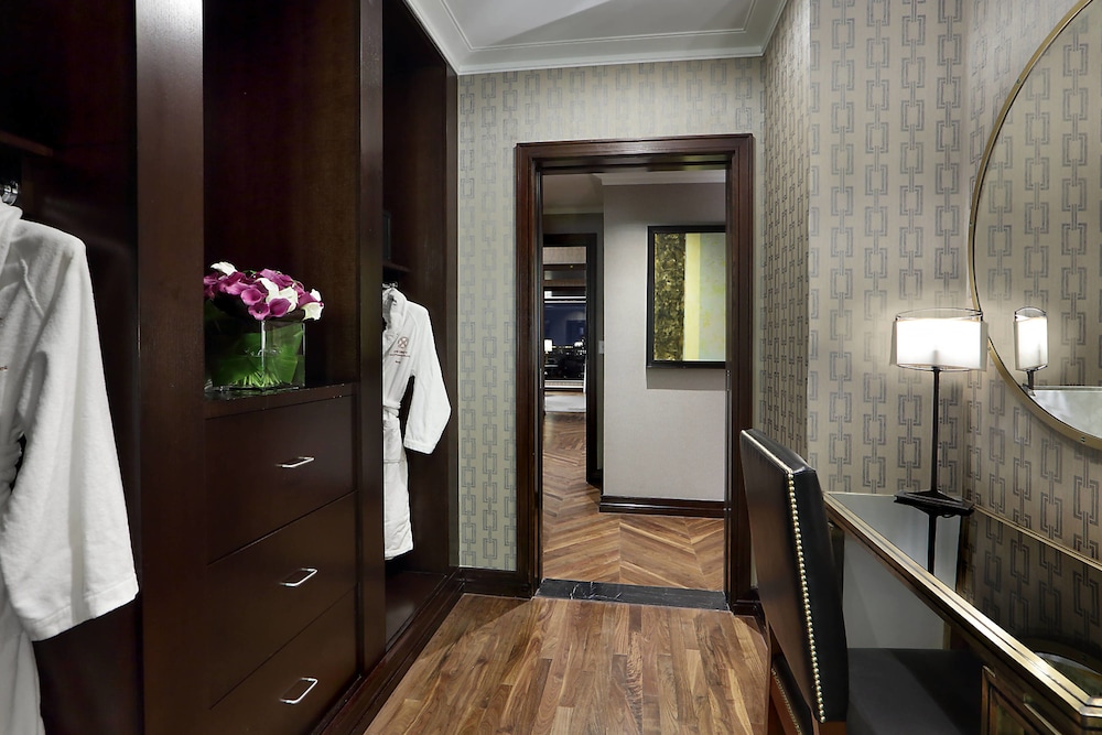 Presidential Suite, 1 Bedroom, City View (Ebersol) thumbnail 5