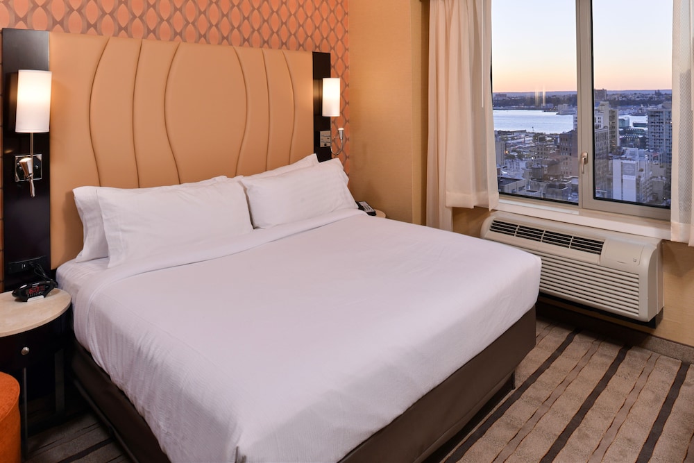 Standard Room, 1 King Bed, Accessible (Communications, Roll-In Shower) thumbnail 5