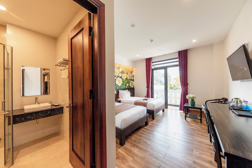 Deluxe Twin Room, Balcony photo 2