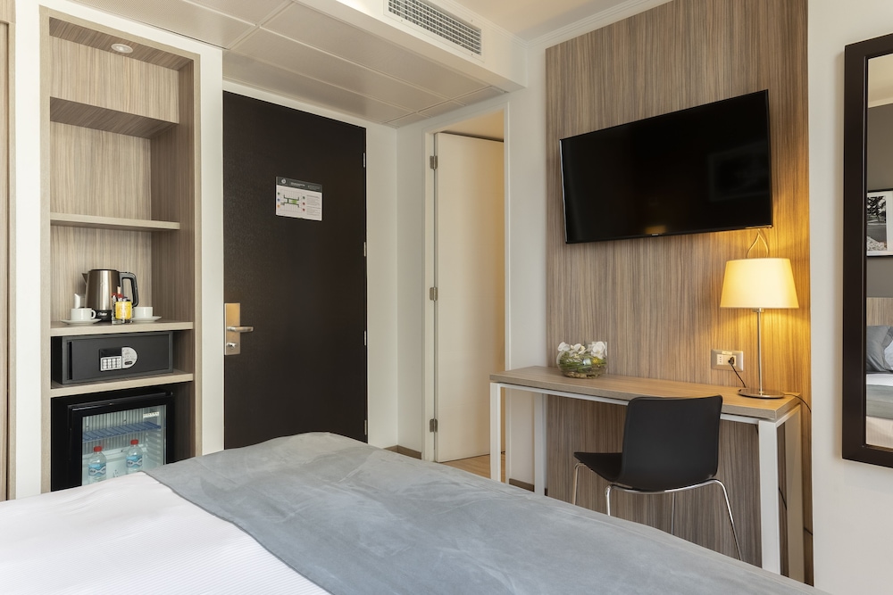 Standard Room, 1 Queen Bed photo 2