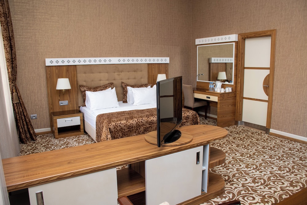Junior Suite, 1 Queen Bed, Smoking, City View photo 2