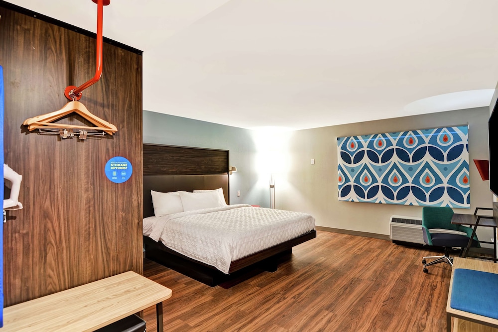 Room, 1 King Bed, Accessible (Roll-in Shower, Hearing) - Photo 1