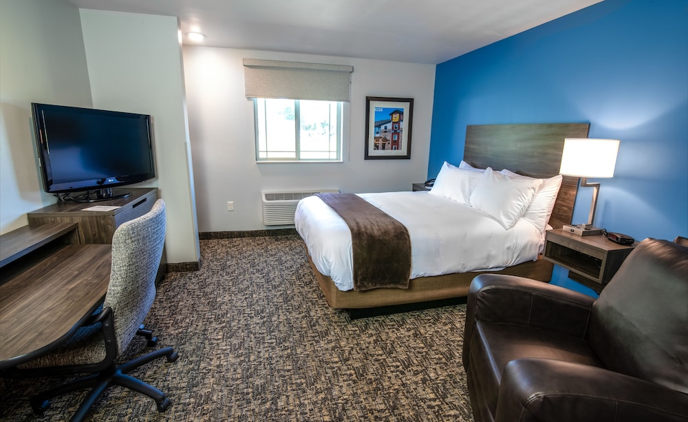 Room, 1 Queen Bed (With Recliner) - Photo 1