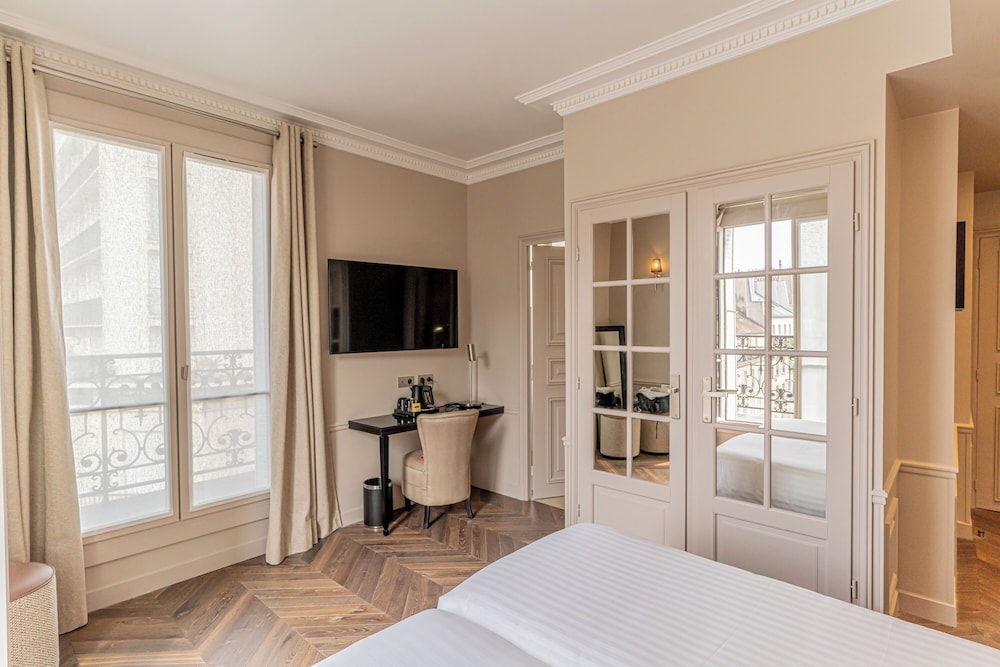 Deluxe Double or Twin Room, Balcony, City View photo 3