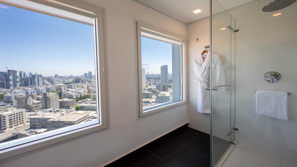 Suite, 1 Bedroom - Photo 2