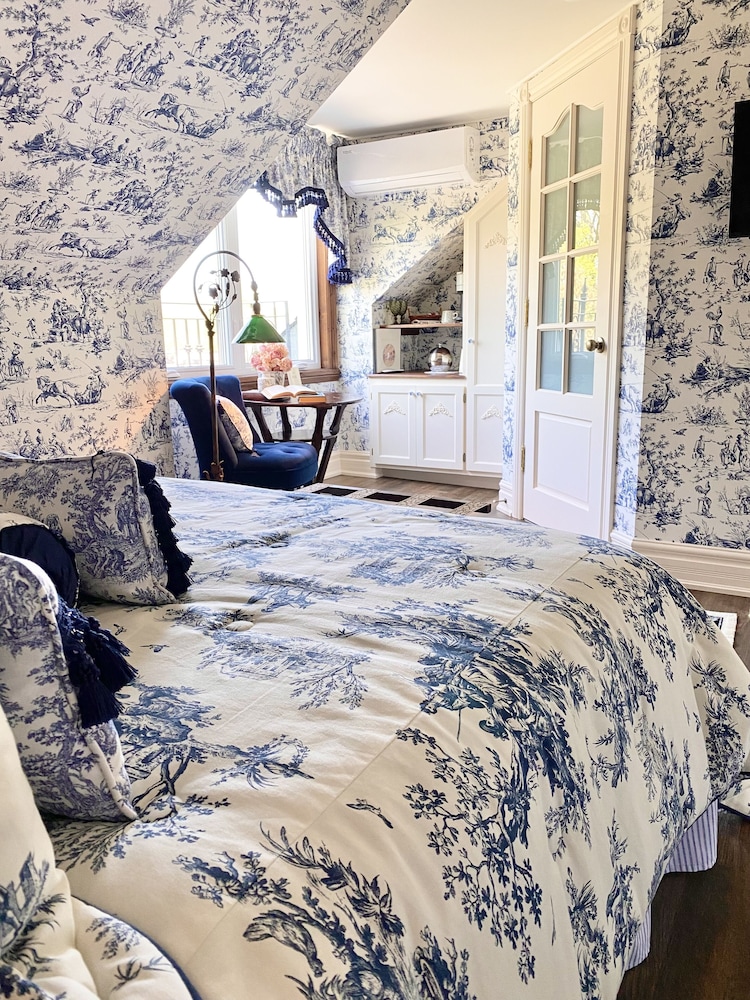 Signature Room, 1 Queen Bed, City View, Mezzanine