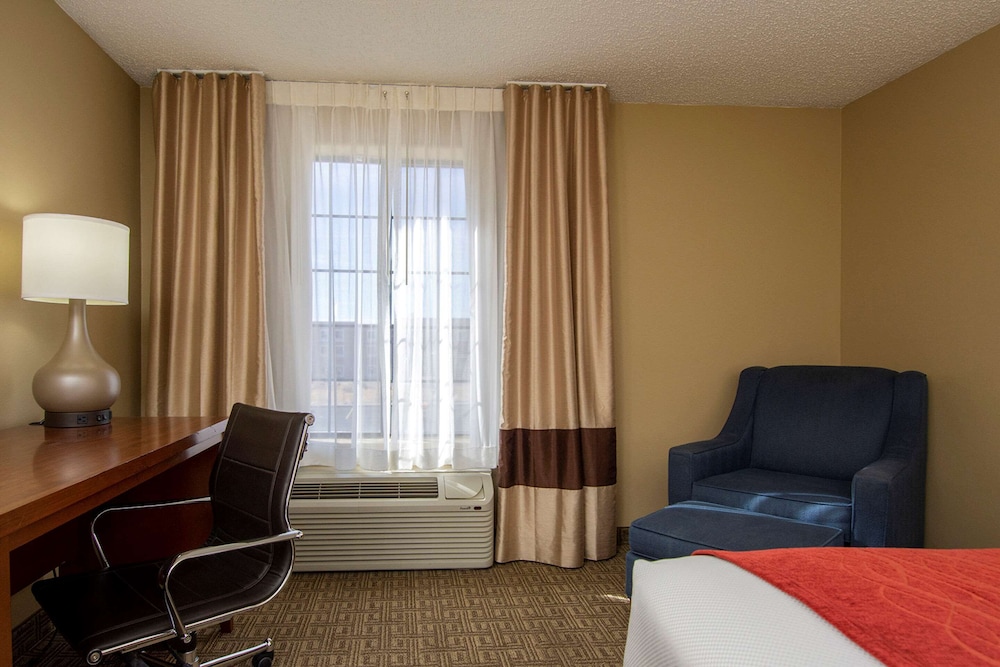 Standard Room, 1 King Bed, Non Smoking - Photo 2