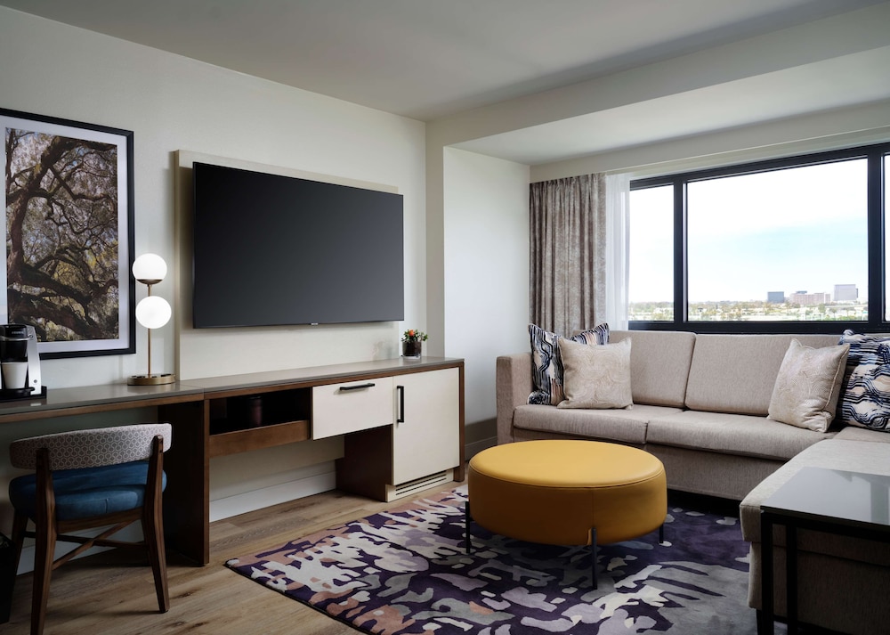 Junior Suite, 1 King Bed with Sofa bed, Accessible (Tub) - Photo 3