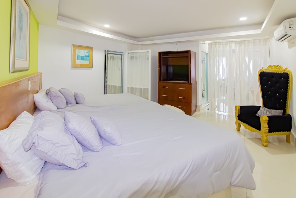 Superior Studio, 1 King Bed photo 2