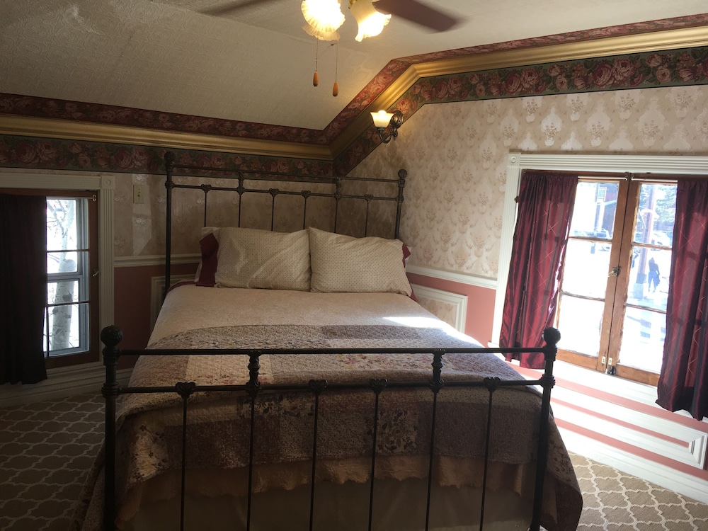 Economy Room, 1 Queen Bed, Shared Bathroom, Mountain View