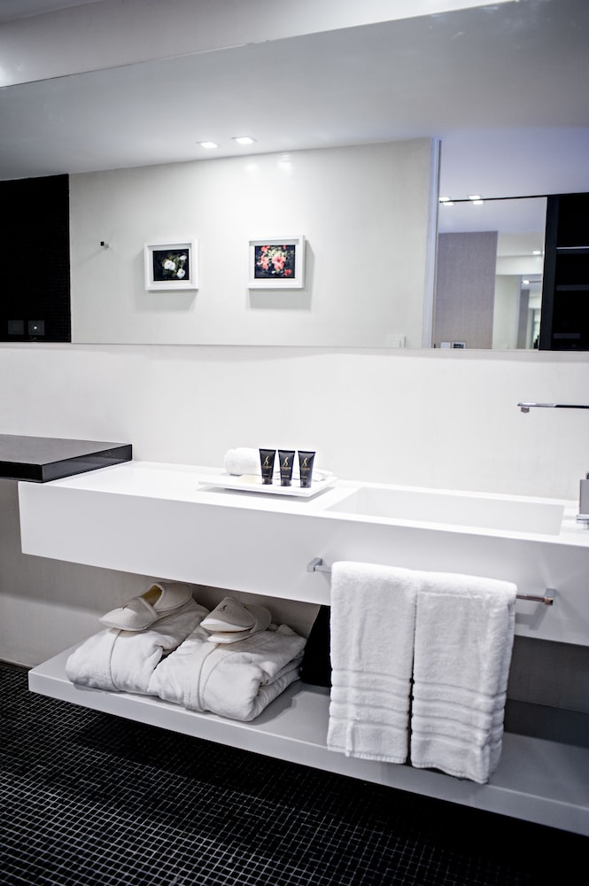 Executive Room thumbnail 6