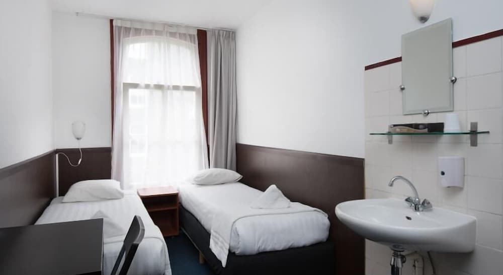 Basic Twin Room, 1 Bedroom, Shared Bathroom photo 3