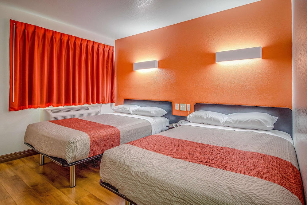 Standard Room, 2 Double Beds, Non Smoking, Refrigerator & Microwave photo 3