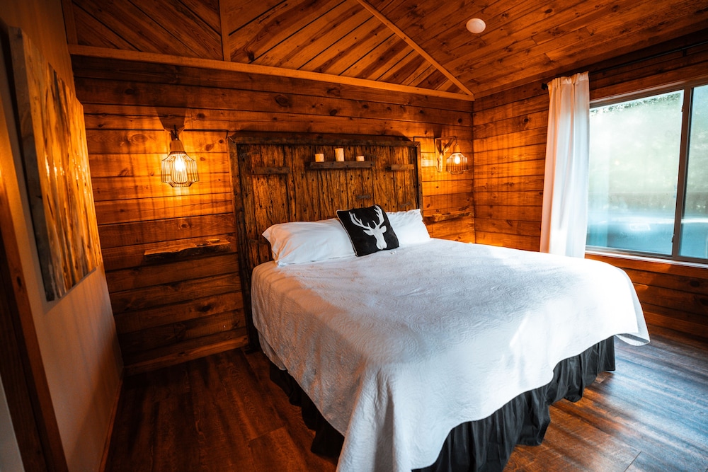 Classic Tree House, Hot Tub, Mountain View
