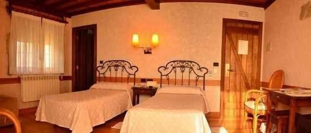 Standard Twin Room - Photo 5