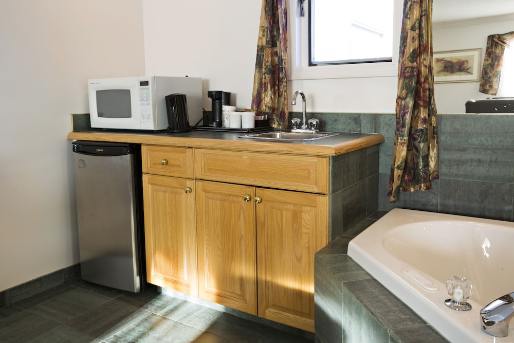 Deluxe Suite, 2 Bedrooms, Non Smoking, Microwave