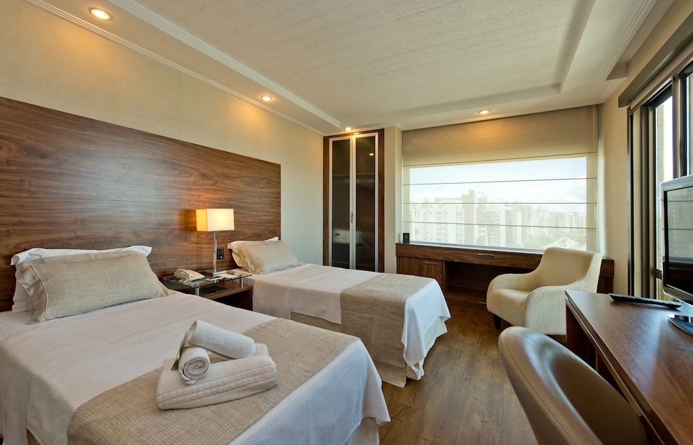 Deluxe Double Room Single Use thumbnail 5