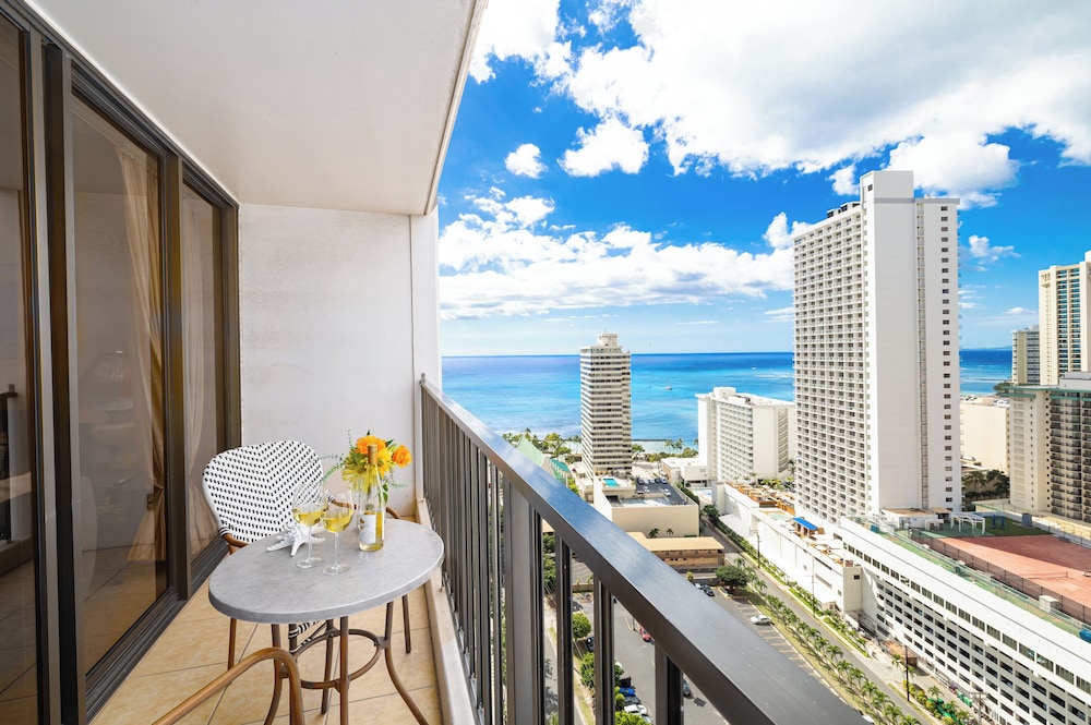 High Floor Ocean View Condo (King Bed and Parking): Condo, 1 Bedroom, Ocean View (0105) photo
