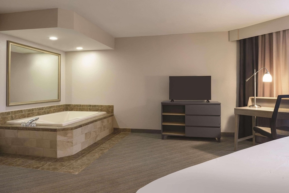 Suite, 1 King Bed, Non Smoking, Jetted Tub - Photo 1