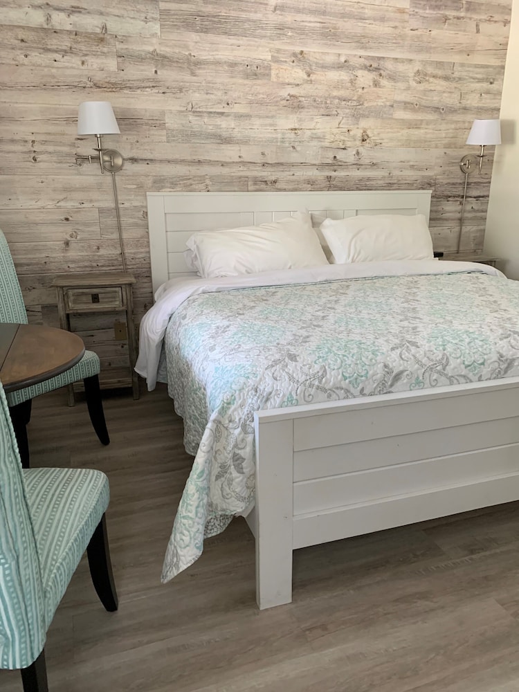 Superior Room, 1 Queen Bed, Accessible photo 1