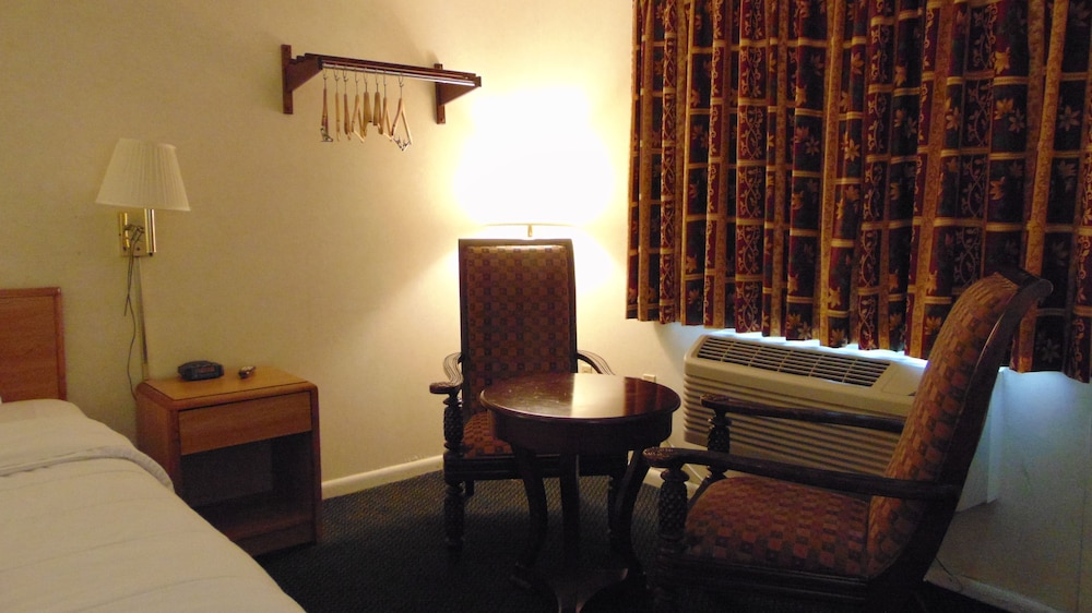 Room, 1 Queen Bed, Non Smoking, Jetted Tub (Jacuzzi) photo 3