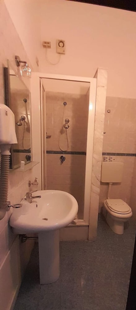 Economy Double or Twin Room - Photo 4